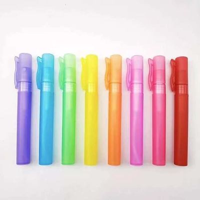 10ml新しい到着多くの色の噴霧器のクリップ帽子が付いているプラスチック香水スプレーのびんの香水のペン